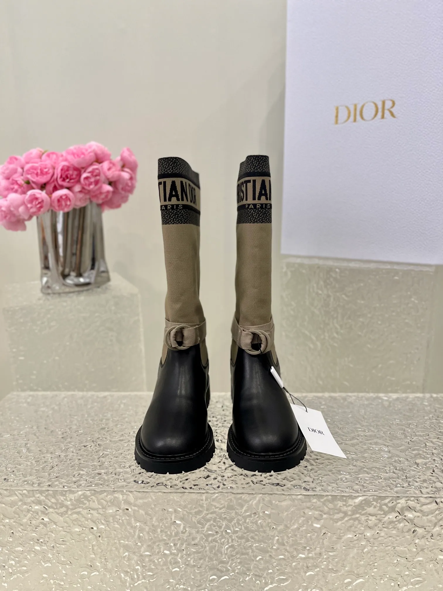 👟👟Ex-factory price 600👟👟 D-MAJOR Dior mid-calf boots This D-Major boot is elegant and full of personality. Crafted from technical fabrics and black calfskin, it draws inspiration from the Book Tote bag and features the CHRISTIAN DIO* signature. The adjustable straps and notched sole are embellished with CD initials as a finishing touch. Upper: technical fabric/cowhide lining: sheepskin lining Heel height: 3.5cm Tube height: about 32cm Tube circumference: 37cm Size: 35-39 (40/41 customization is not returnable)
